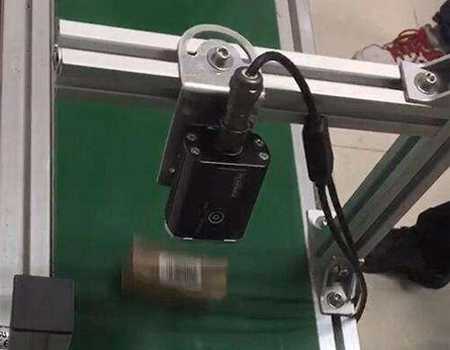 固定式工業掃描器在流水線上掃描 固定式工業掃描器在流水線上掃描